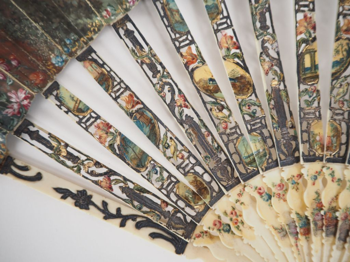 Eventail fin XVIIIème - début XIXème à feuilles pliées en ivoire polyc