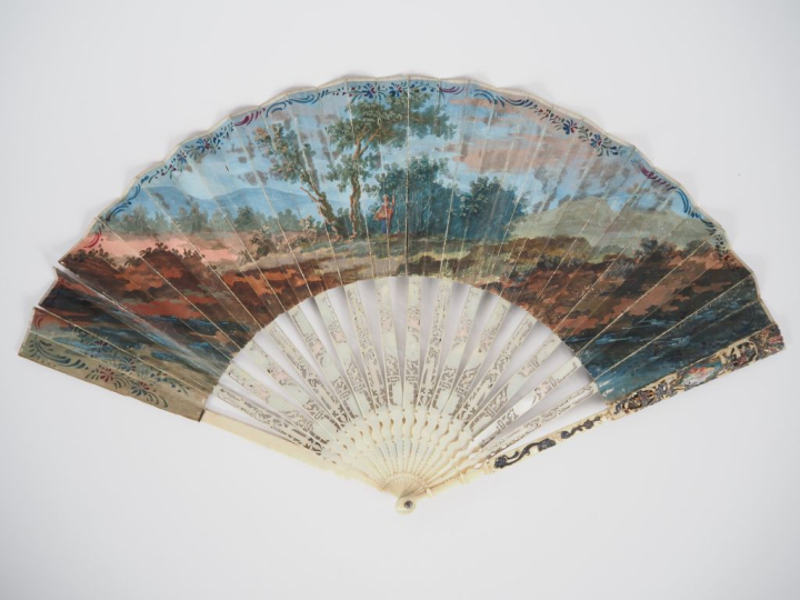 Eventail fin XVIIIème - début XIXème à feuilles pliées en ivoire polyc