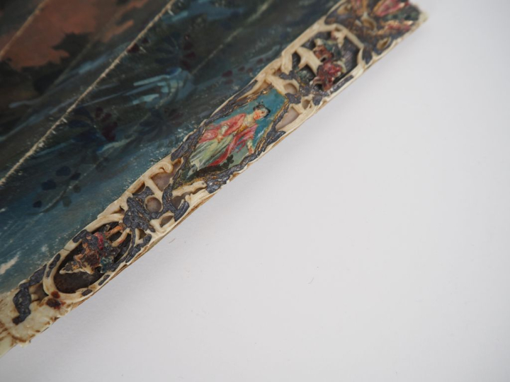 Eventail fin XVIIIème - début XIXème à feuilles pliées en ivoire polyc