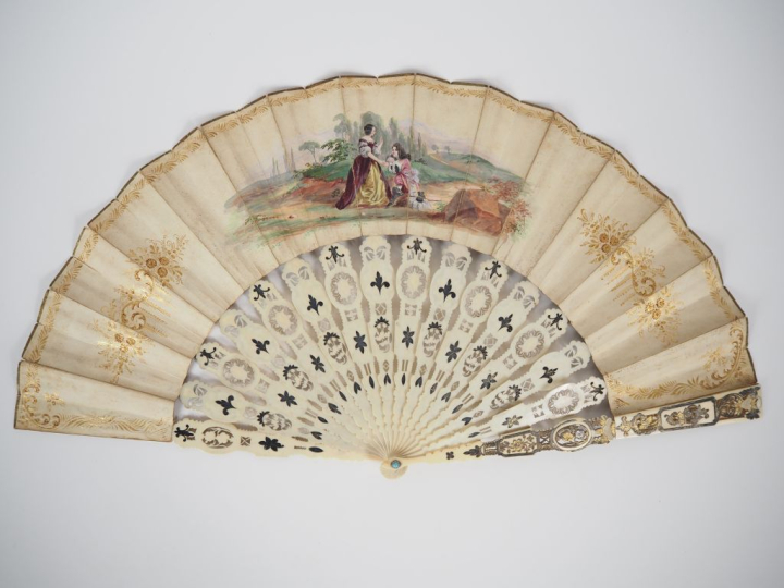 Eventail XIXème à feuilles pliées, de style Troubadour, ivoire ajouré,