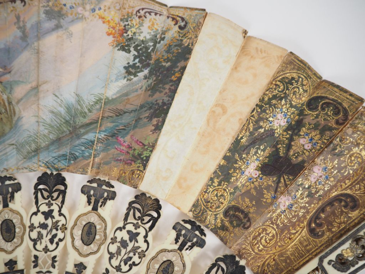 Eventail XIXème à feuilles pliées, de style Troubadour, ivoire ajouré,