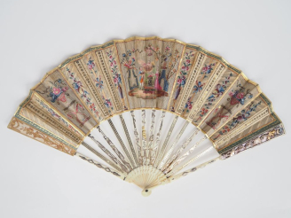 Vente aux enchères Eventail XVIIIème circa 1780 à feuilles pliées. 14 brins + 2MB. Montur