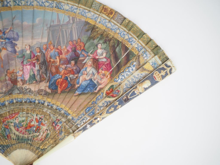 Eventail XVIIème à feuilles brisées. Monture en ivoire, 30 brins, ajou