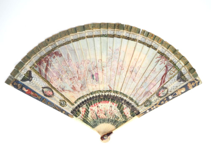 Eventail XVIIème à feuilles brisées. Monture en ivoire, 30 brins, ajou