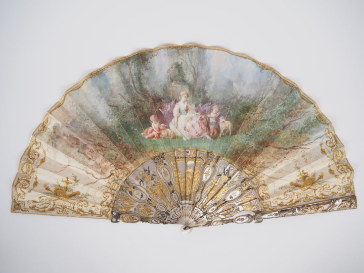 Eventail. Monture nacre burgautée finement sculptée, ciselée et reperc