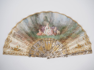 Vente aux enchères Eventail. Monture nacre burgautée finement sculptée, ciselée et reperc