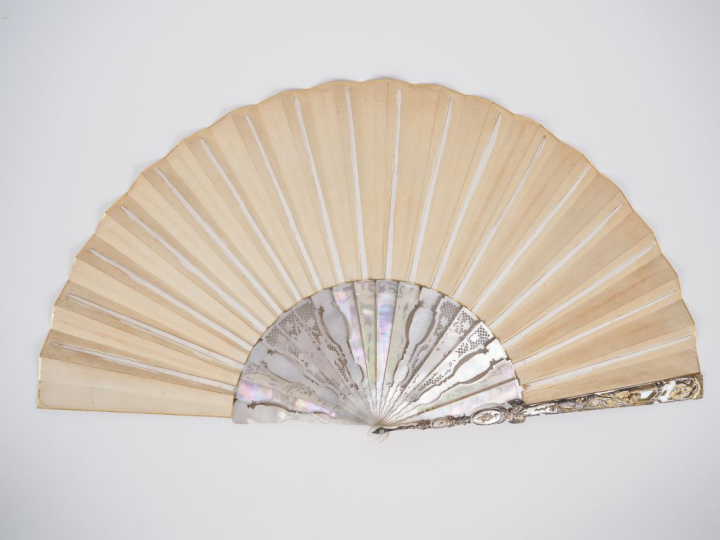 Eventail. Monture nacre burgautée finement sculptée, ciselée et reperc