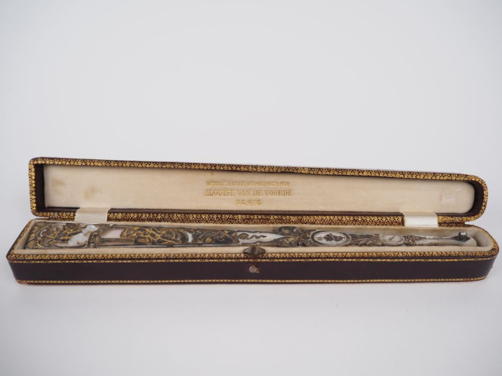 Eventail. Monture nacre burgautée finement sculptée, ciselée et reperc