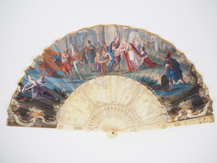 Eventail XVIIIème Angleterre vers 1760. Monture ivoire finement reperc