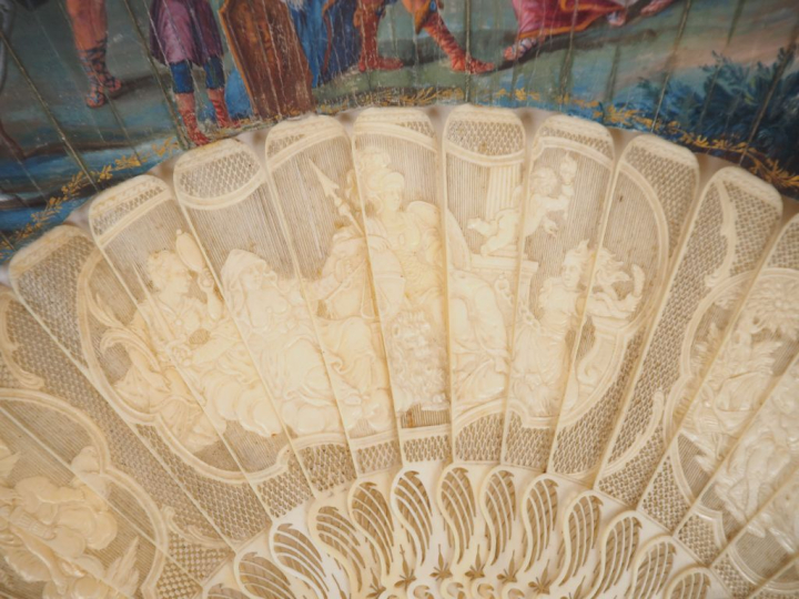 Eventail XVIIIème Angleterre vers 1760. Monture ivoire finement reperc