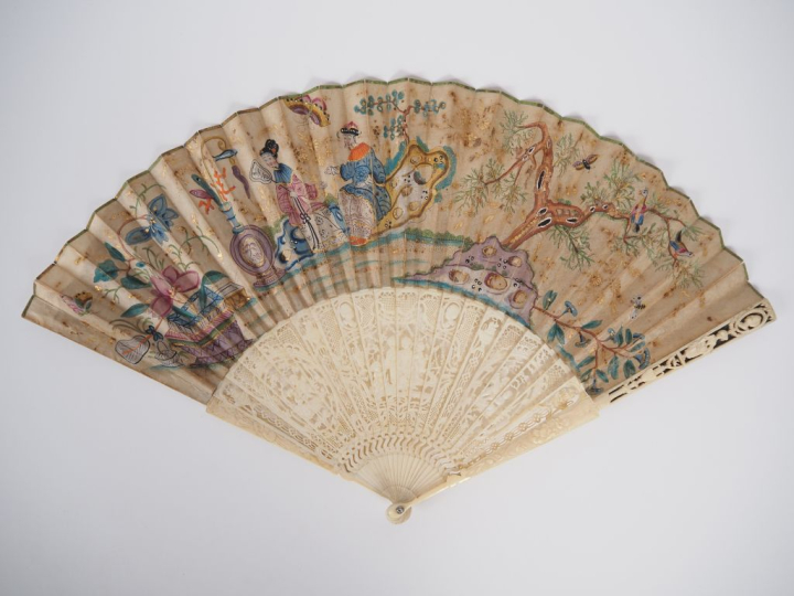 Eventail Louis XV, monture ivoire repercé,19 brins + 2 MB., à décor de