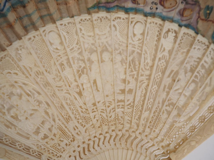 Eventail Louis XV, monture ivoire repercé,19 brins + 2 MB., à décor de