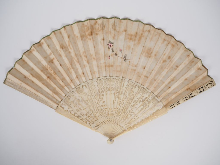 Eventail Louis XV, monture ivoire repercé,19 brins + 2 MB., à décor de