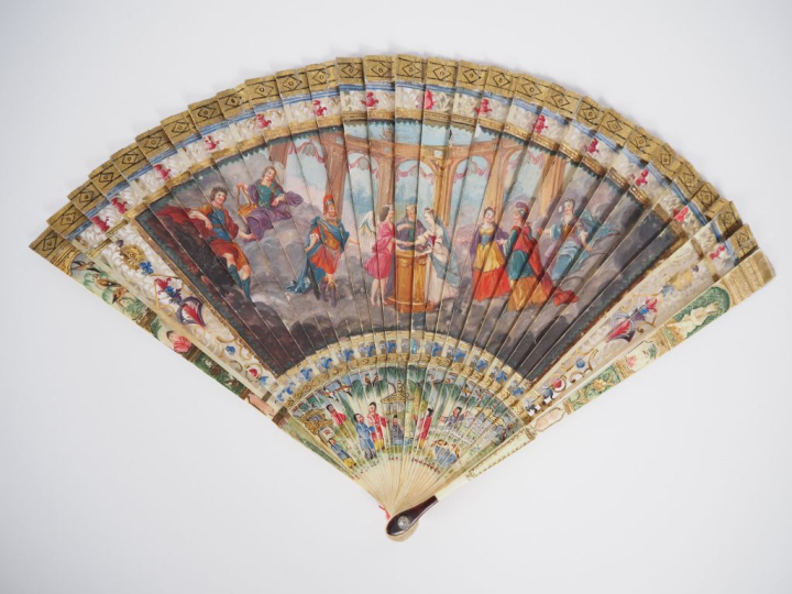 Eventail brisé XVIIIème. Monture en ivoireà 27 brins + 2 MB. Dont 2 x 