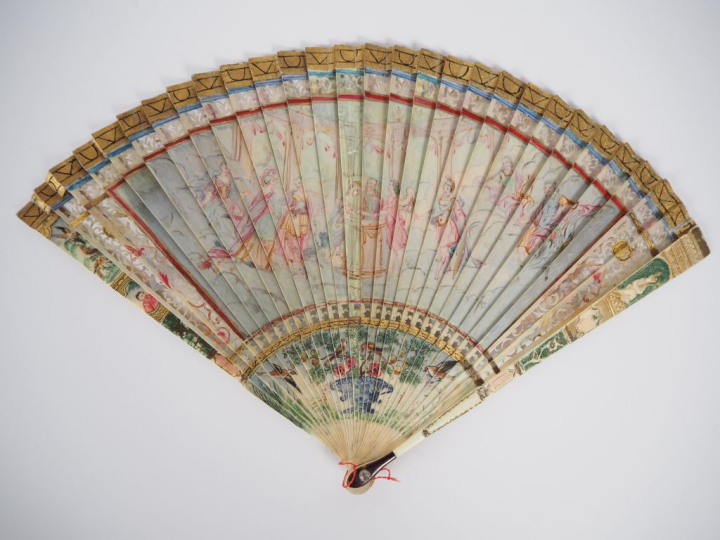 Eventail brisé XVIIIème. Monture en ivoireà 27 brins + 2 MB. Dont 2 x 