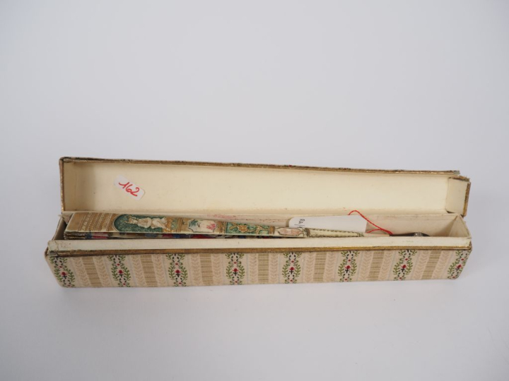 Eventail brisé XVIIIème. Monture en ivoireà 27 brins + 2 MB. Dont 2 x 