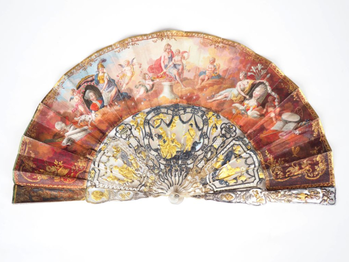 Eventail XVIIIème. Monture en nacre à 15 brins, sculptée, repercée et 