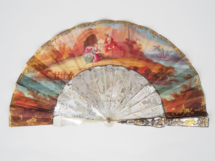 Eventail XVIIIème. Monture en nacre à 15 brins, sculptée, repercée et 