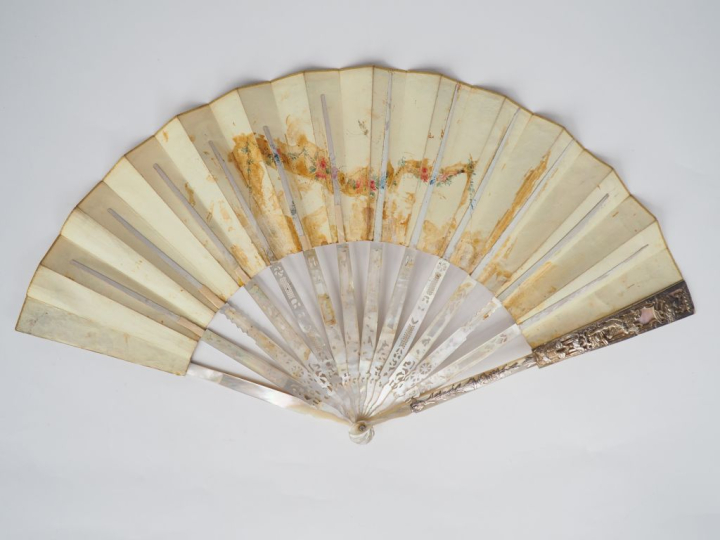 Eventail de mariage XVIIIème. Monture à 14 brins "squelette" en nacre 
