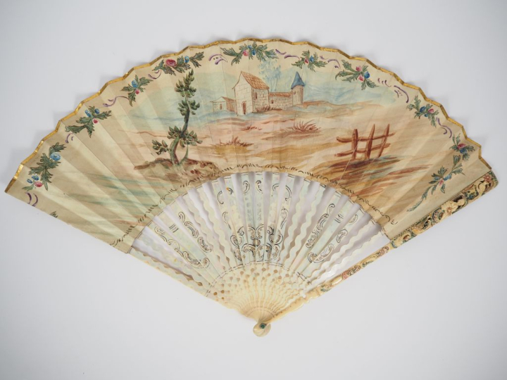 Eventail XVIIIème. Monture à 22 brins, "Squelette", en ivoire, ciselée