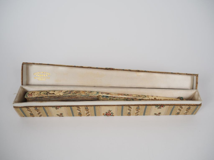 Eventail XVIIIème. Monture à 22 brins, "Squelette", en ivoire, ciselée