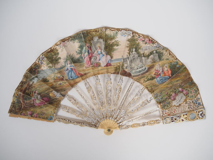 Eventail XVIIIème. Monture ivoire 12 brins + 2 gravée, sculptée, reper