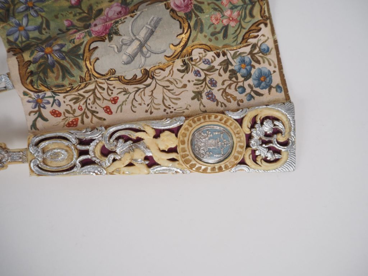 Eventail XVIIIème. Monture ivoire 12 brins + 2 gravée, sculptée, reper