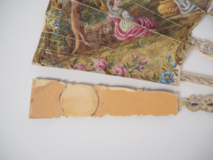 Eventail XVIIIème. Monture ivoire 12 brins + 2 gravée, sculptée, reper