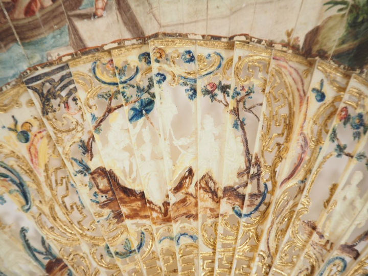 Eventail XVIIIème. Monture anglaise à 20 brins + 2 MB, en ivoire, scul