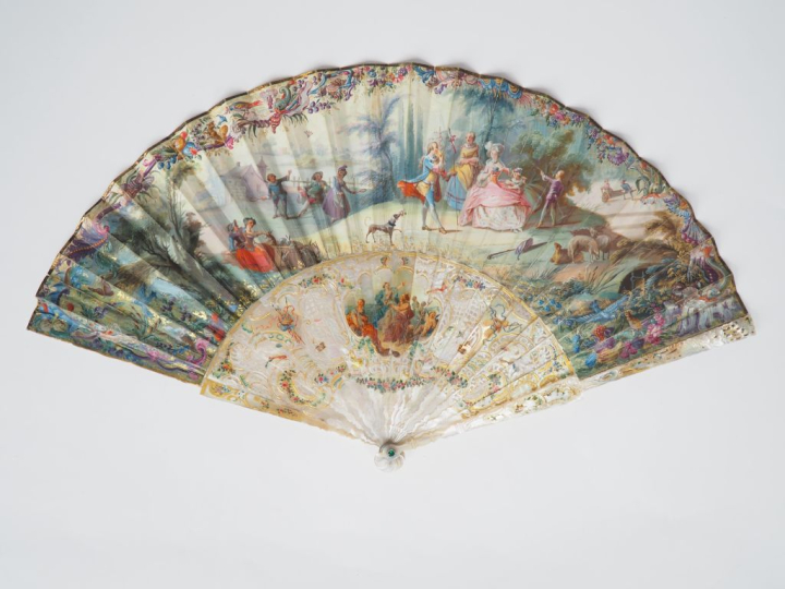 Eventail plein vol Louis XV. Monture en nacre repercée et peinte d'une