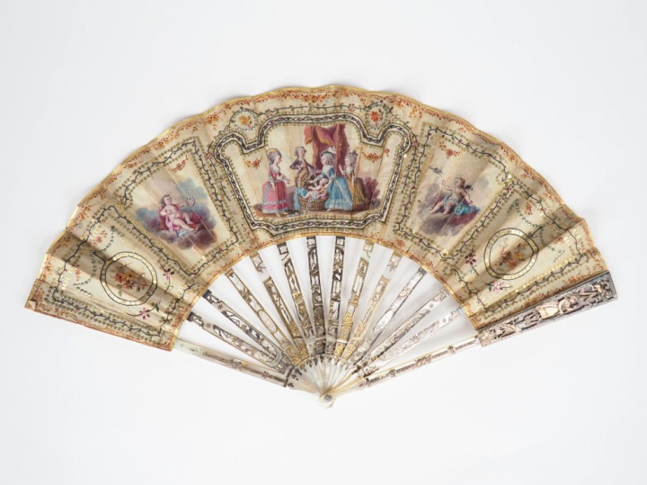 Eventail Louis XVI. Monture en nacre repercée et gravée, or et argent,