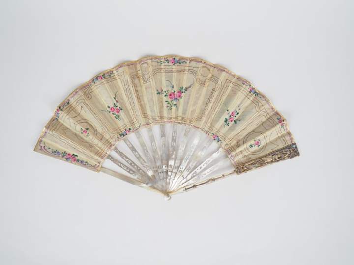 Eventail Louis XVI. Monture en nacre repercée et gravée, or et argent,