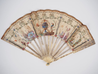 Vente aux enchères Eventail Directoire 1792-1795. 16 brins. Monture en ivoire finement ci