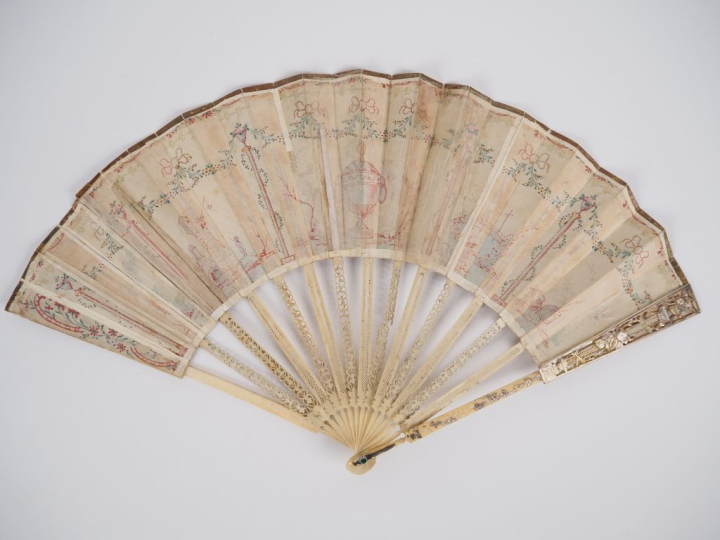 Eventail Directoire 1792-1795. 16 brins. Monture en ivoire finement ci