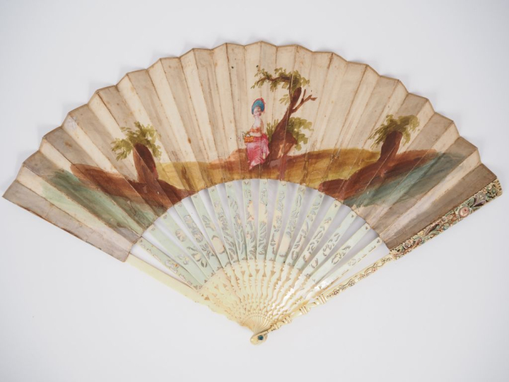 Eventail XVIIIème. 16 brins + MB. Monture ivoire repercée, décor de ro