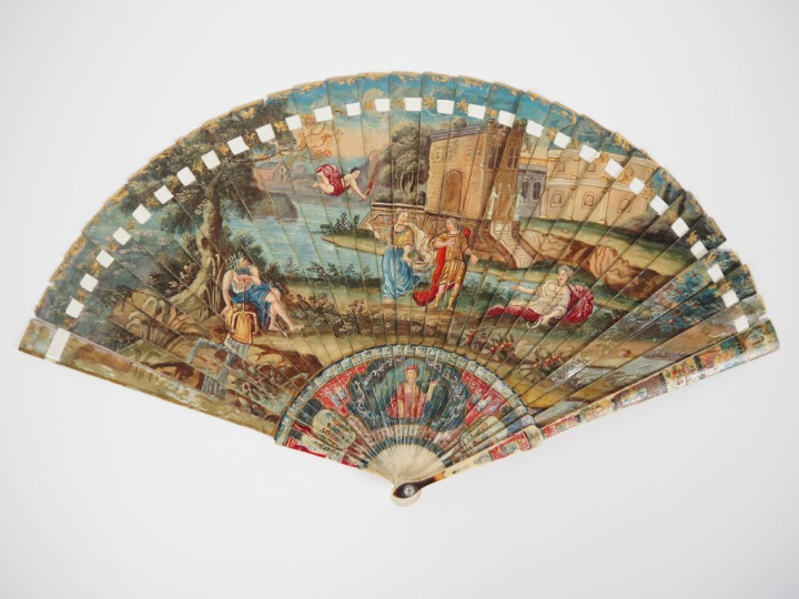 Eventail XVIIIème à feuilles brisées. 31 brins Vernis Martin. Recto : 