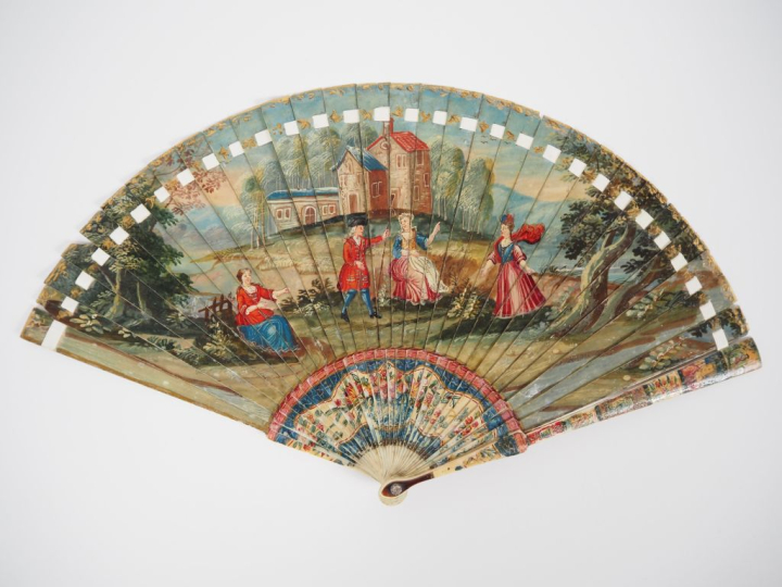 Eventail XVIIIème à feuilles brisées. 31 brins Vernis Martin. Recto : 