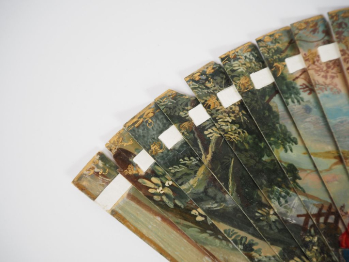 Eventail XVIIIème à feuilles brisées. 31 brins Vernis Martin. Recto : 