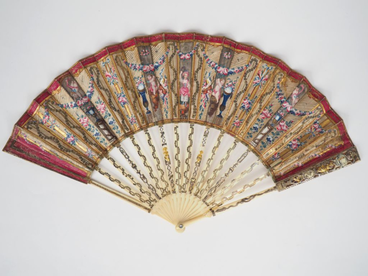 Eventail Louis XVI. Monture "squelette" à 16 brins en ivoire dont 4 re