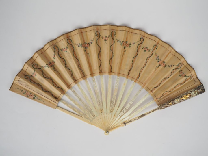 Eventail Louis XVI. Monture "squelette" à 16 brins en ivoire dont 4 re