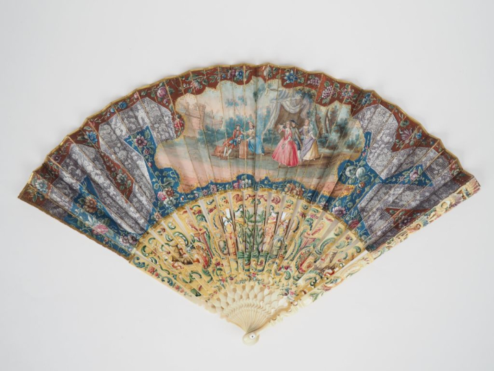 Eventail Louis XV. 19 brins + 2 MB. Monture en  ivoire à décor de pers