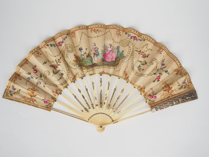 Eventail Louis XVI. Monture "squelette" à  15 brins en ivoire à décor 