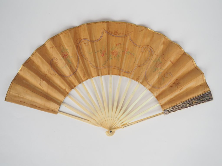 Eventail Louis XVI. Monture "squelette" à  15 brins en ivoire à décor 