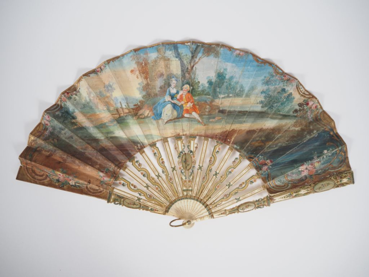 Eventail à feuilles pliées fin XVIIIème. Monture en ivoire ajouré et p