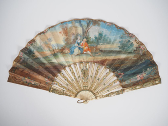 Vente aux enchères Eventail à feuilles pliées fin XVIIIème. Monture en ivoire ajouré et p