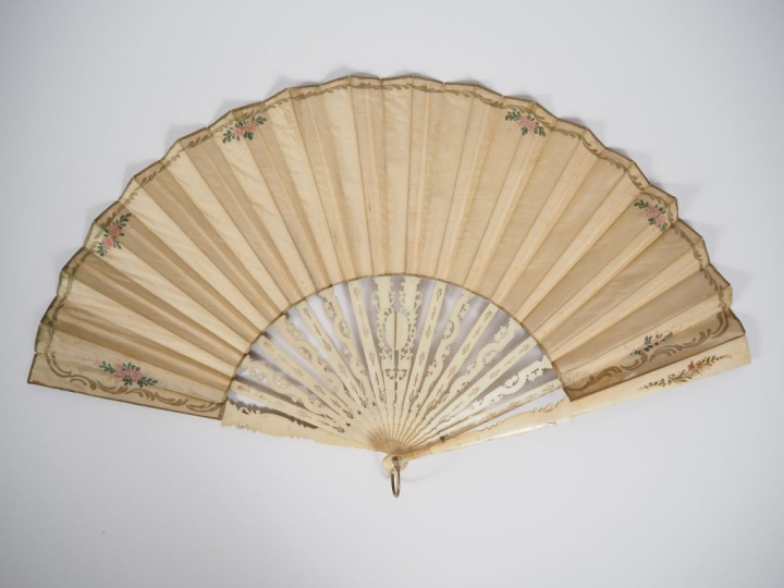 Eventail à feuilles pliées fin XVIIIème. Monture en ivoire ajouré et p