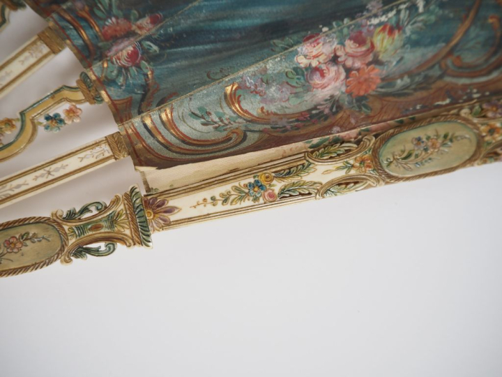 Eventail à feuilles pliées fin XVIIIème. Monture en ivoire ajouré et p