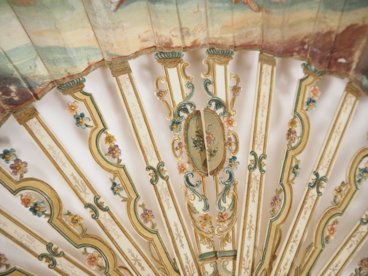 Eventail à feuilles pliées fin XVIIIème. Monture en ivoire ajouré et p