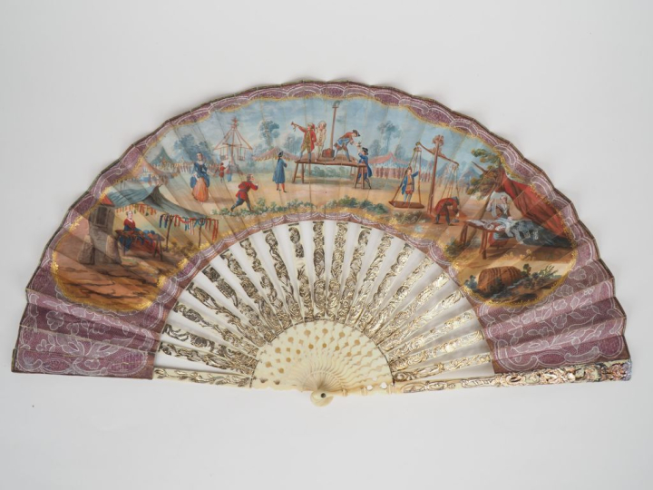 Eventail XVIIIème. Monture 22 brins en ivoire ciselée et repercée à dé