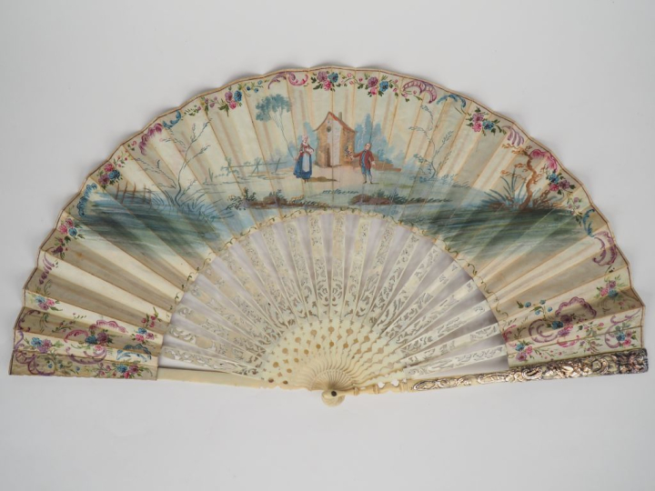 Eventail XVIIIème. Monture 22 brins en ivoire ciselée et repercée à dé